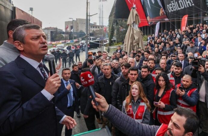 CHP lideri Özgür Özel: “Bu akşam sizleri sokağa davet ediyorum”