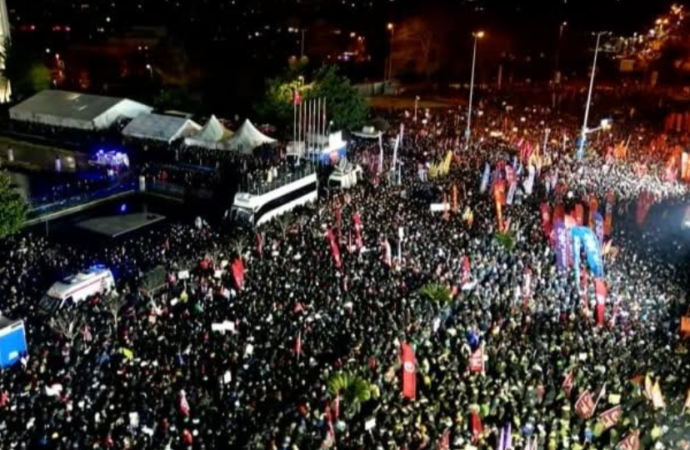 İstanbul’da yüz binler Saraçhane’ye akın etti!