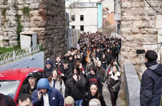 İmamoğlu’na destek için yürüyen Ege üniversitesi öğrencileri: “Karanlığa teslim olmayacağız”