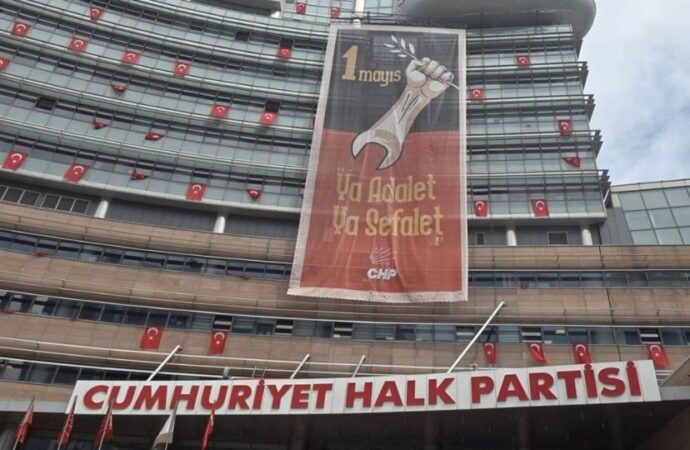 CHP’den 1 Mayıs’a yönelik dikkat çeken pankart: Ya adalet ya sefalet
