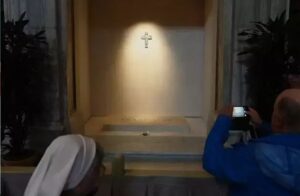 Katolik dünyasının lideri Papa Franciscus’un mezarına ilk ziyaretler başladı!