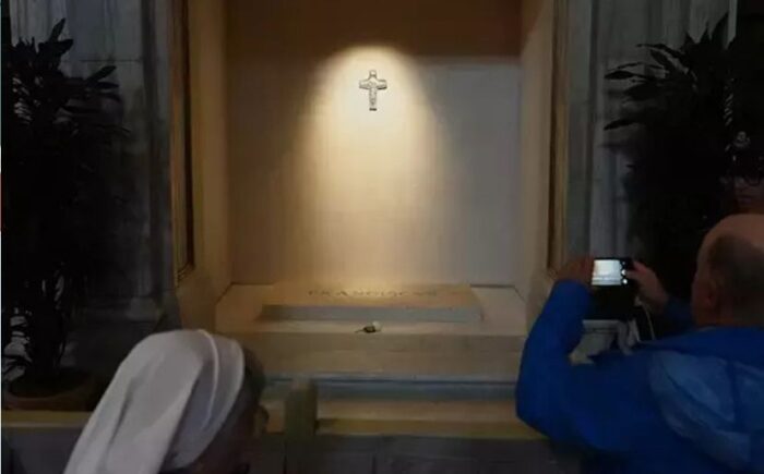 Katolik dünyasının lideri Papa Franciscus’un mezarına ilk ziyaretler başladı!
