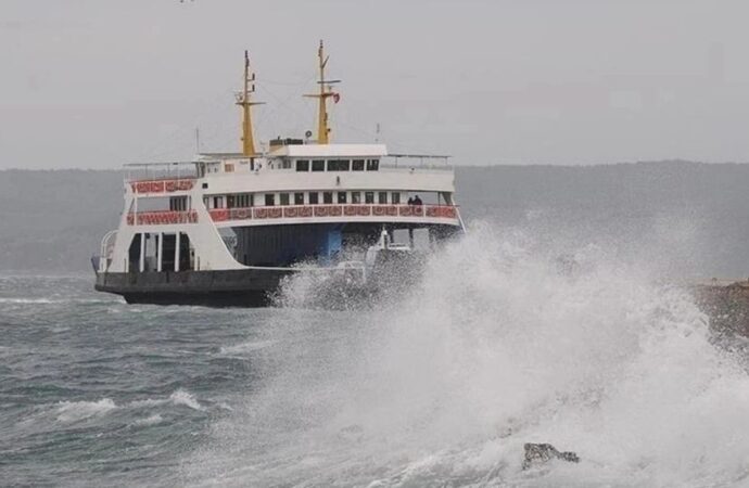 Bozcaada ve Gökçeada feribot seferleri fırtına nedeniyle iptal edildi!