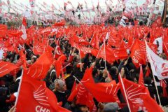 Türkiye’nin ilk karanlıkta mitingi:CHP’nin aydınlatma cihazları alana alınmadı!