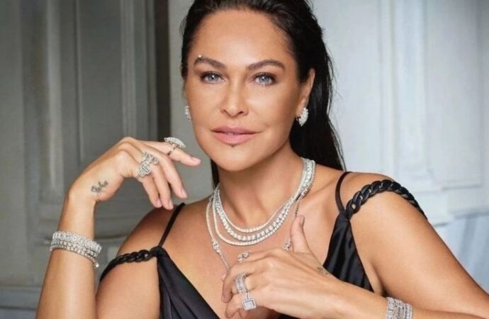 Hülya Avşar’dan İzmir Konserinde Beklenmedik Hakan Altun Düeti