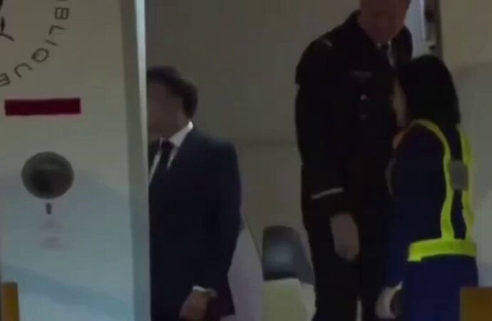 Macron Vietnam ziyaretinde eşinden tokat mı yedi?