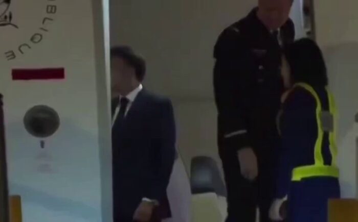 Macron Vietnam ziyaretinde eşinden tokat mı yedi?
