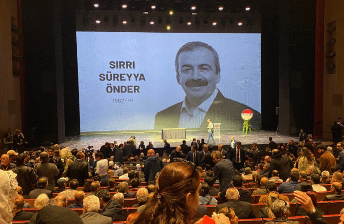 Sırrı Süreyya Önder’e AKM’de duygusal veda