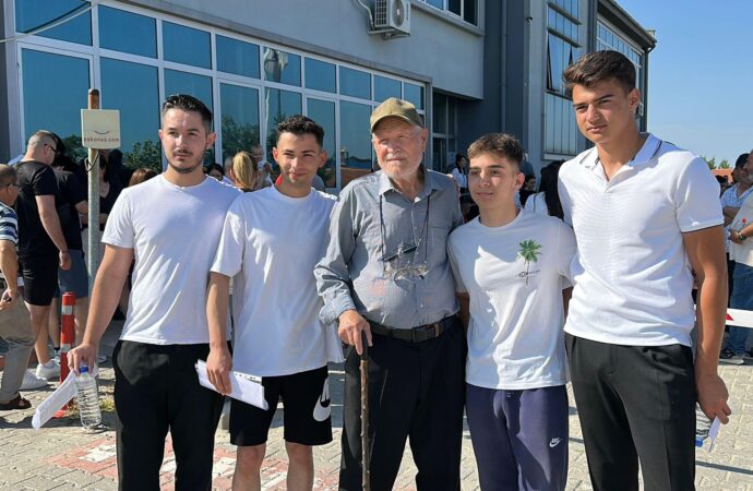 81 Yaşında YKS’ye 8. Kez Girdi: Gençlere Tavşan Atlet Oldu