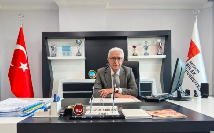 Antalya Belek Üniversitesi Rektör Yardımcısı Prof. Dr. Mustafa Fadıl Sözen’den bayram tatili için kitap önerisi!