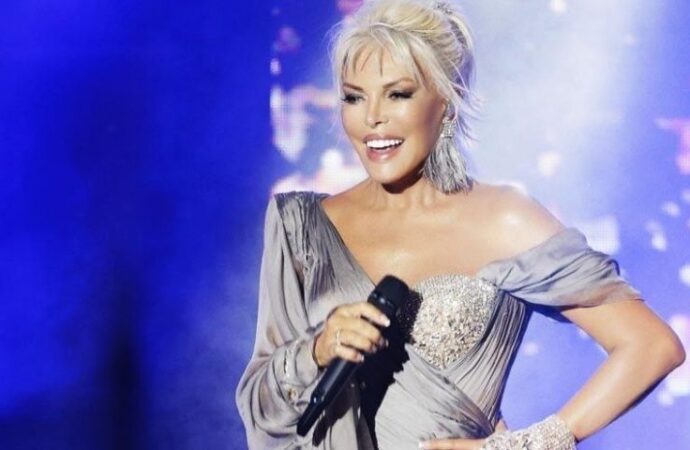 Ajda Pekkan ,sahne kostümüyle şaşırttı