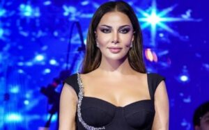 Ünlü sanatçı Ebru Yaşar, sahnede puşiyle şarkı söyledi