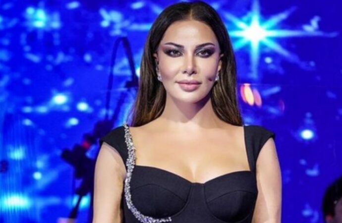 Ünlü sanatçı Ebru Yaşar, sahnede puşiyle şarkı söyledi
