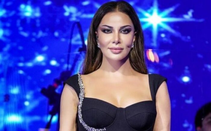 Ünlü sanatçı Ebru Yaşar, sahnede puşiyle şarkı söyledi