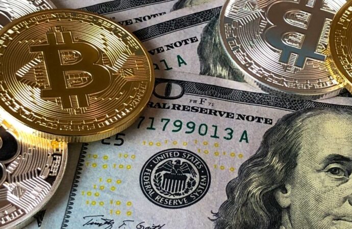 Dolar ve euro haftaya rekor seviyelerde başladı: