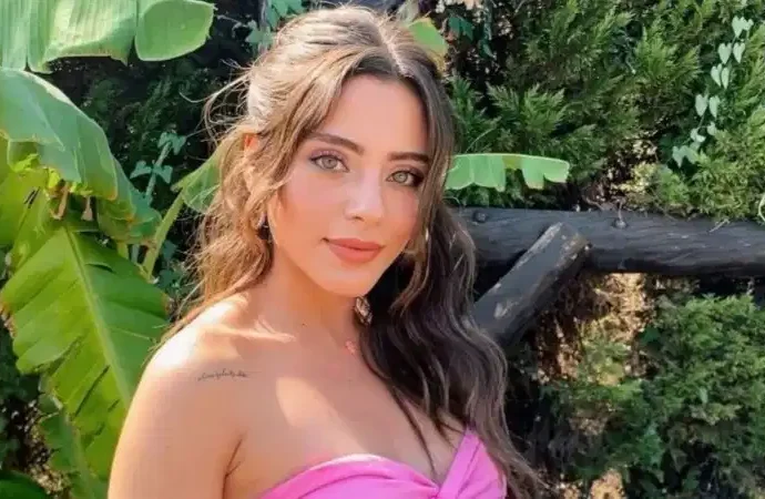 Kızılcık Şerbeti’nin Doğa’sı Sıla Türkoğlu’ndan olay yaratacak pozlar
