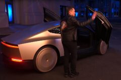 Musk’ın Sürücüsüz Taksisi ‘Cybercab’ Paris’te Tanıtıldı