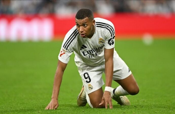 Real Madrid’in Süperstarı Mbappe Hastaneye Kaldırıldı