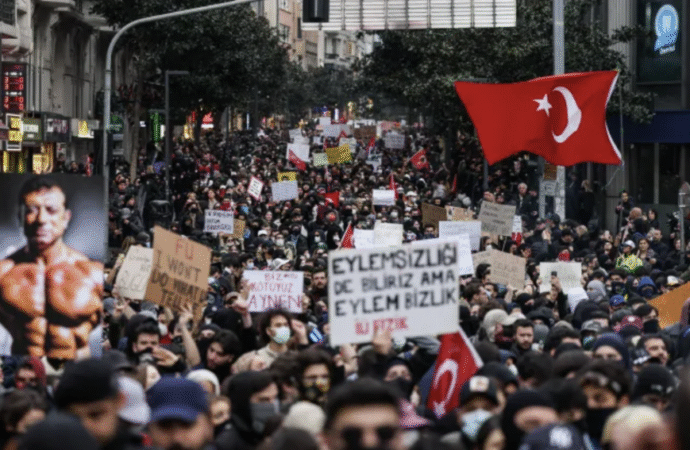 Toplum Susan Ünlüyü Affetmiyor: “Susarsan Olmuyor!”