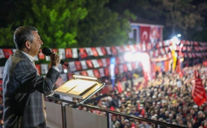 Özgür Özel, “Millet İradesine Sahip Çıkıyor” mitinginde bu kez Amasya’dan seslendi