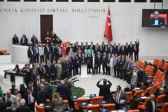 AKP’li Vekiller Fotoğraf Çektirdi, Muhalefetten Tepki Geldi