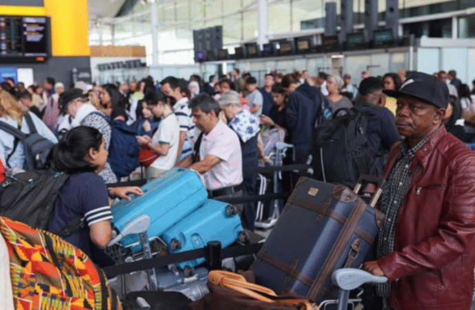 Tüm Uçuşlar Durduruldu: Onbinlerce Yolcu Havalimanlarında Mahsur Kaldı