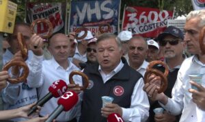 Memura Simit-Ayran İkramlı Protesto: