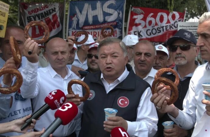 Memura Simit-Ayran İkramlı Protesto:
