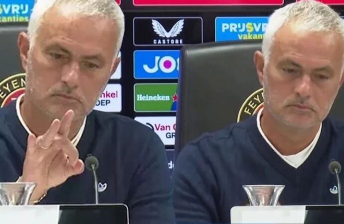 Jose Mourinho Basın Toplantısında Sinekle Mücadele Etti